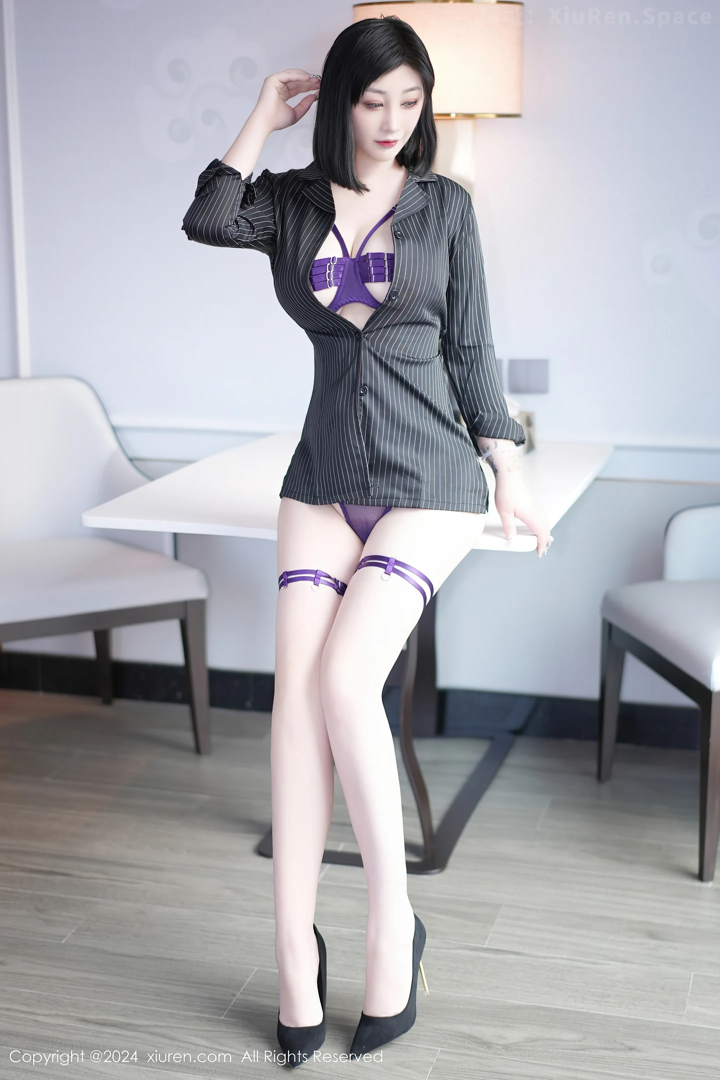 图片[2]-[XiuRen秀人网]VOL.8986 女神妲己 Toxic性感紫色情趣内衣配白色丝袜秀雪峰美臀诱惑写真60P-秀人网官方网站